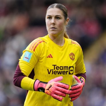 England goalkeeper Mary Earps to leave Manchester United for PSG