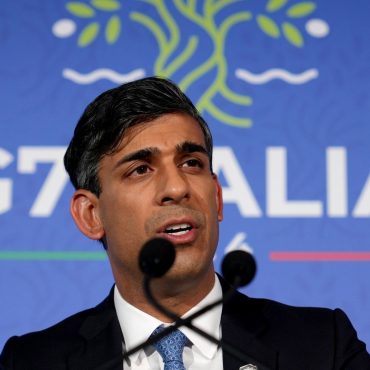 Sunak vows to fight to the last day as threat of Farage looms