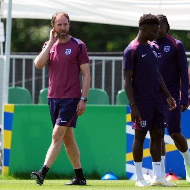 Southgate urges England to seize chance to make history
