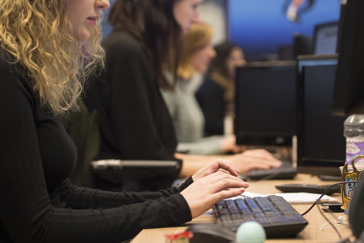 UK Unemployment Falls To Lowest In A Year But Vacancies Slide Further
