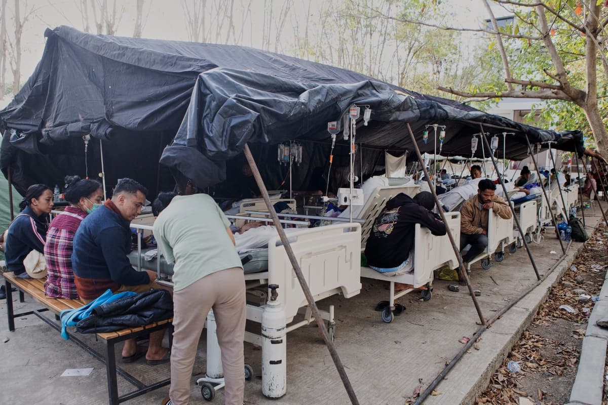 Magnitude 77 Earthquake Strikes Off Indonesias Coast Killing At Least 38