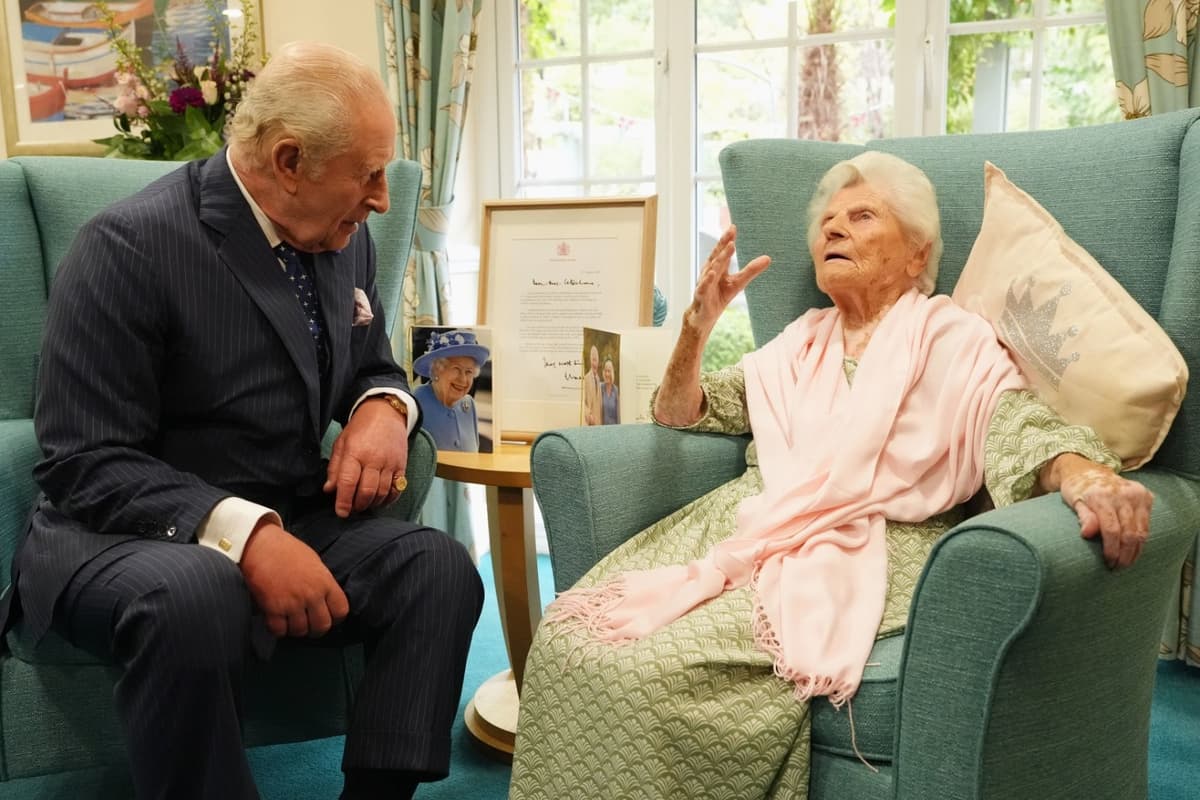 Worlds Oldest Person Celebrates Lovely 117th Birthday After Year She Met King