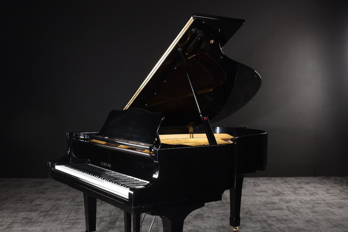 Freddie Mercury Piano And Microphone To Go Under The Hammer