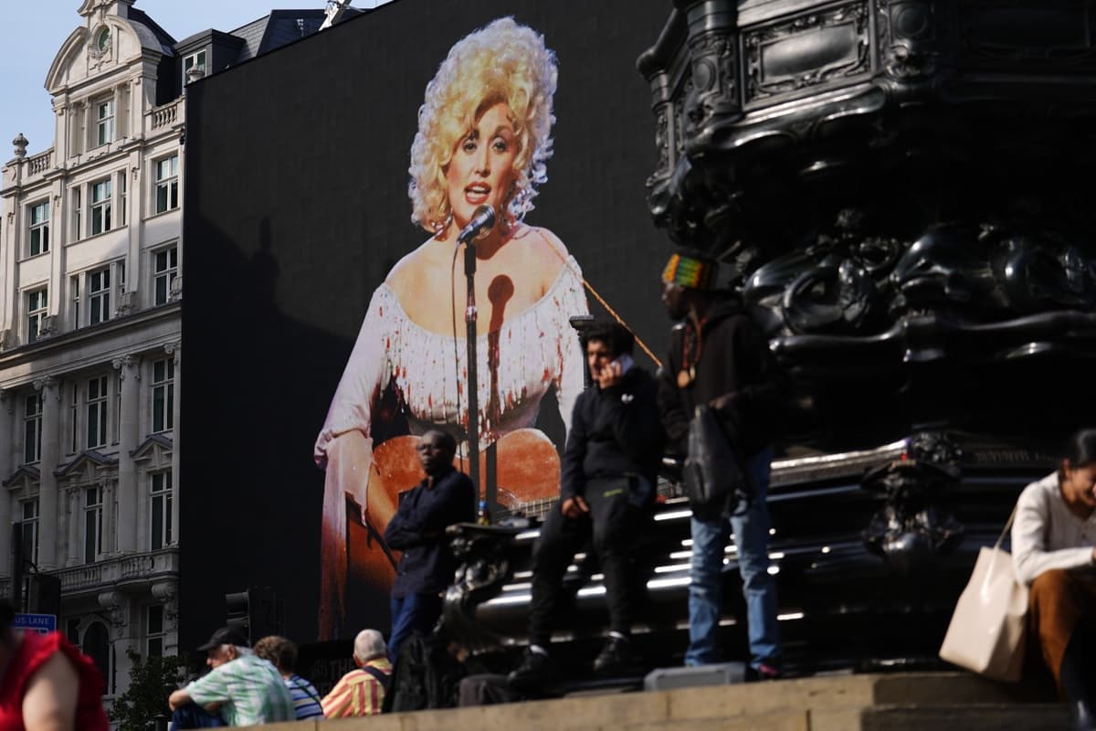 Dolly Partons Sister Says There Is No Family Feud After Nephew Was Fired