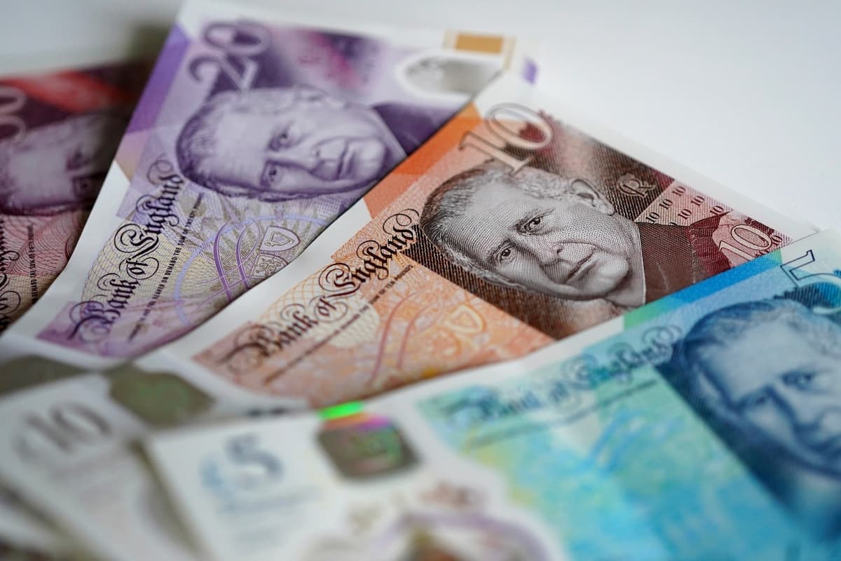 UK Economy Unexpectedly Grows 01 In August
