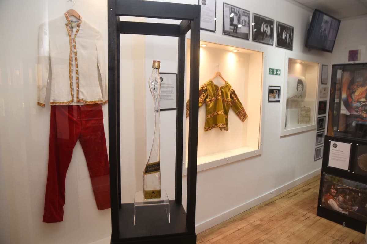 John Lennons Twisted Whisky Bottle Goes On Display In Museum