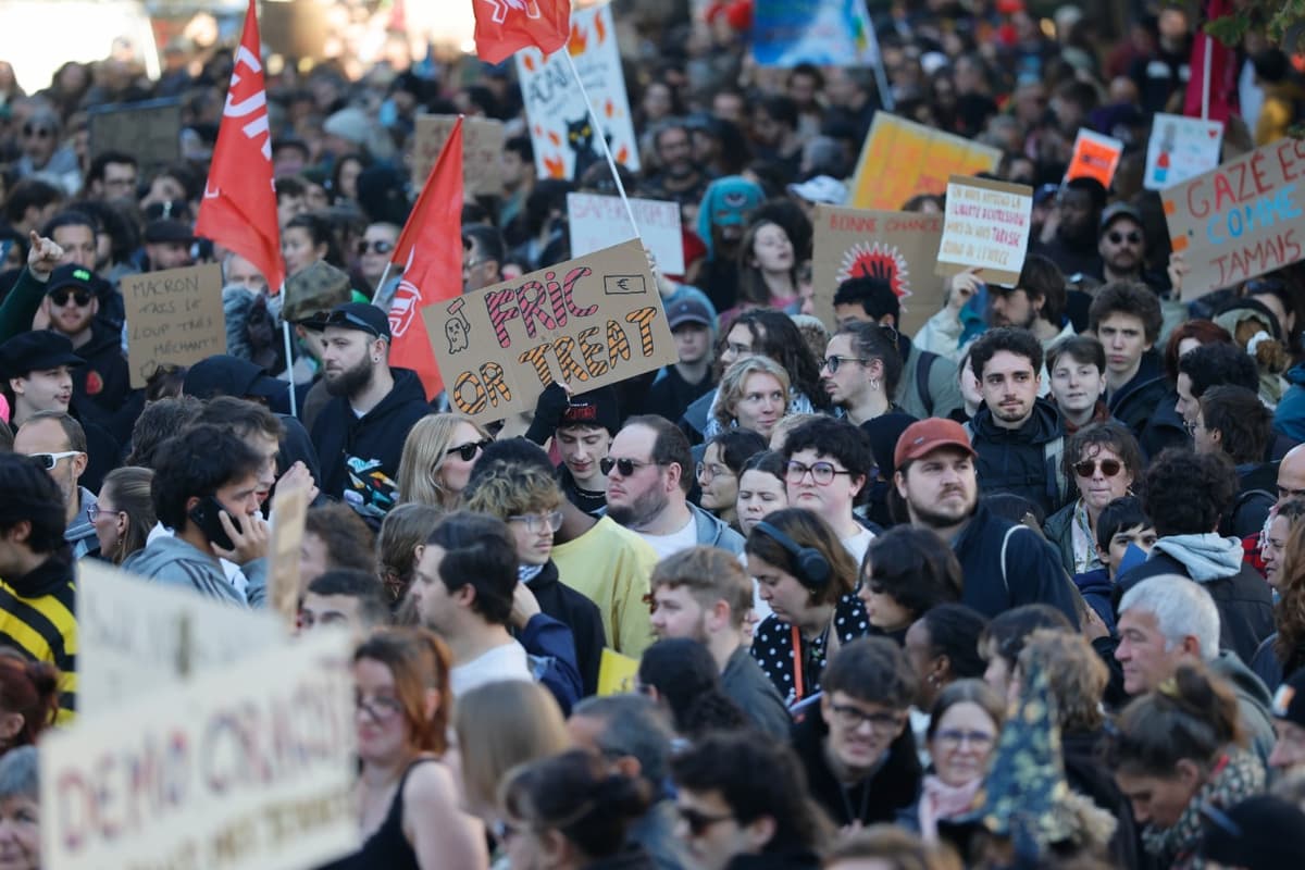 320000 Join Nationwide Protests In France In Reduced Turnout Says Government