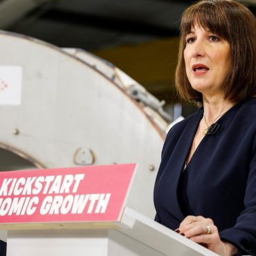 Chancellor backs Heathrow third runway as she lays out plans for growth