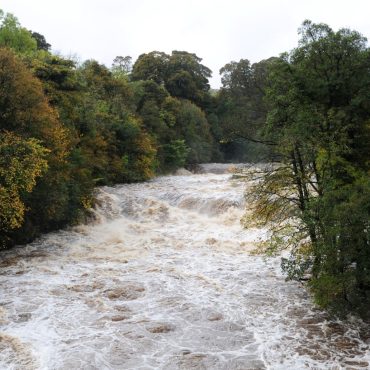 Sewage spilled into Englands waters for more than 361m hours last year