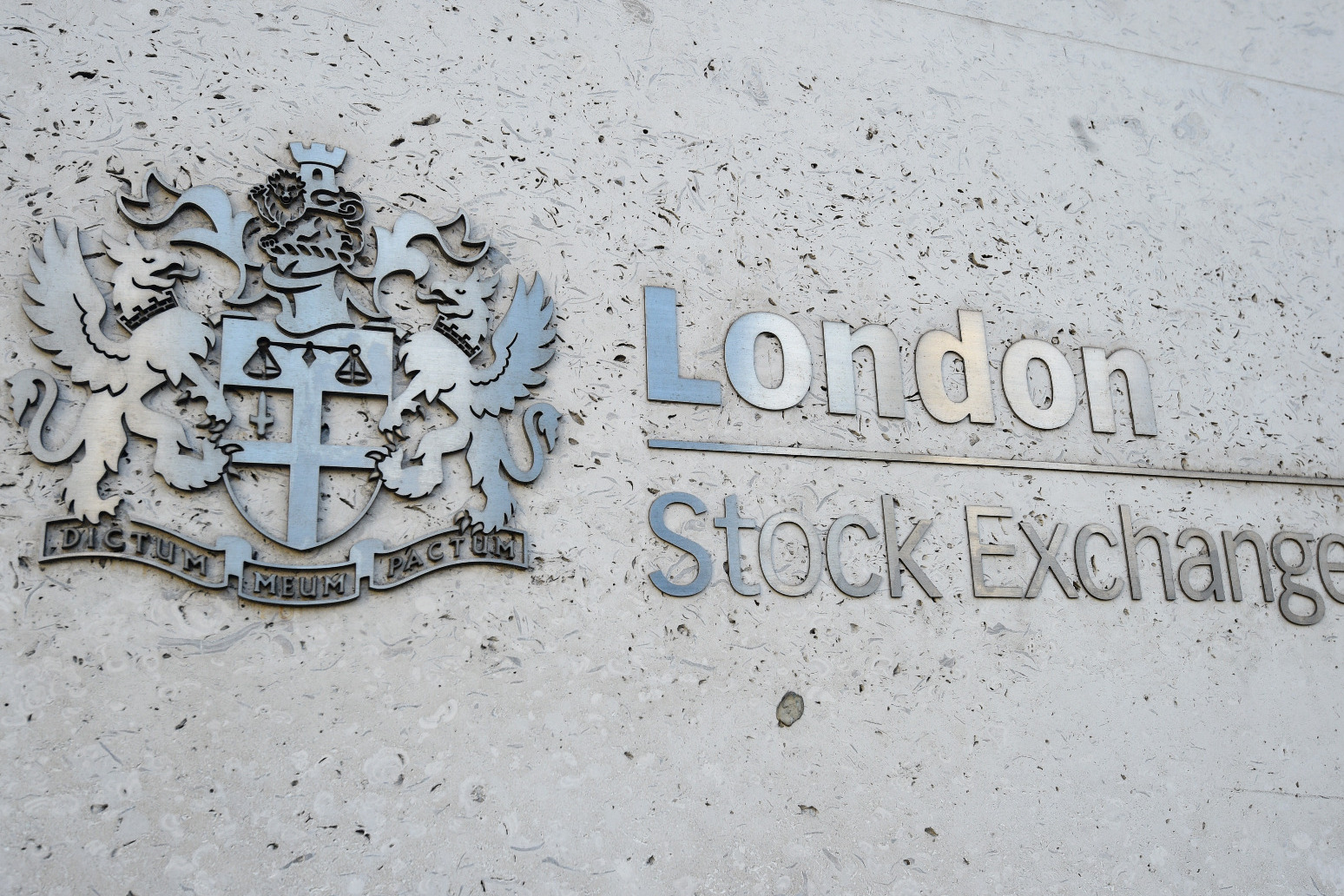 Global stock indices continue to fall