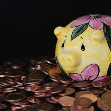 Workers Still Struggling To Make Ends Meet Research Suggests