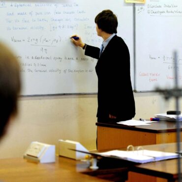 700000 GCSE Pupils Without A Specialist Physics Teacher