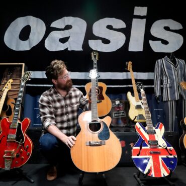 Noel Gallaghers Guitar Damaged When Oasis Split Goes Under The Hammer
