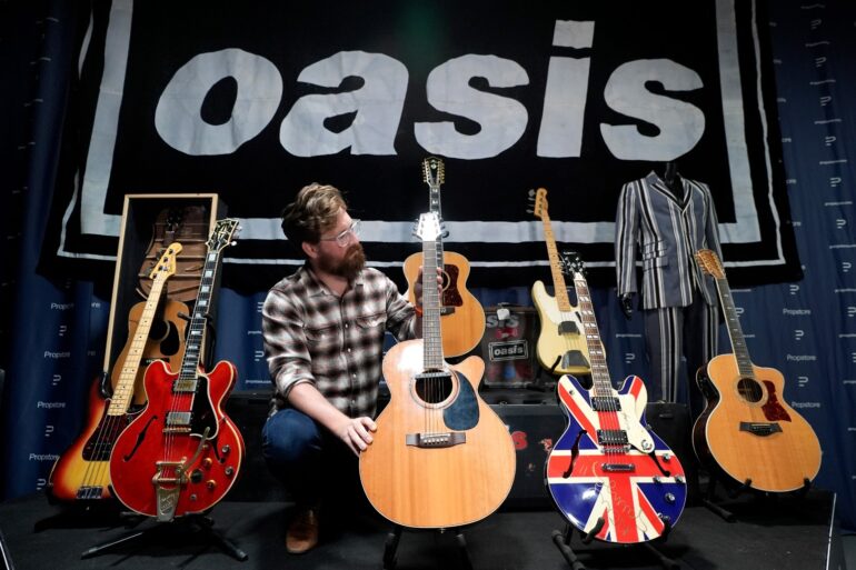 Noel Gallaghers Guitar Damaged When Oasis Split Goes Under The Hammer