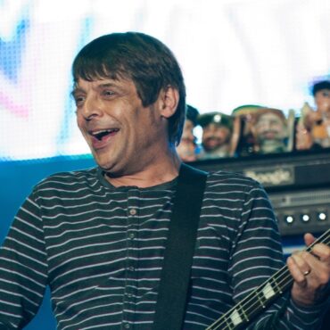 Stone Roses And Ex Primal Scream Bass Player Gary Mani Mounfield Dies Aged 63