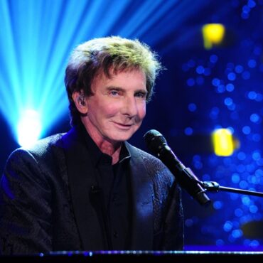 Barry Manilow Will Have Surgery For Cancerous Spot On Lung
