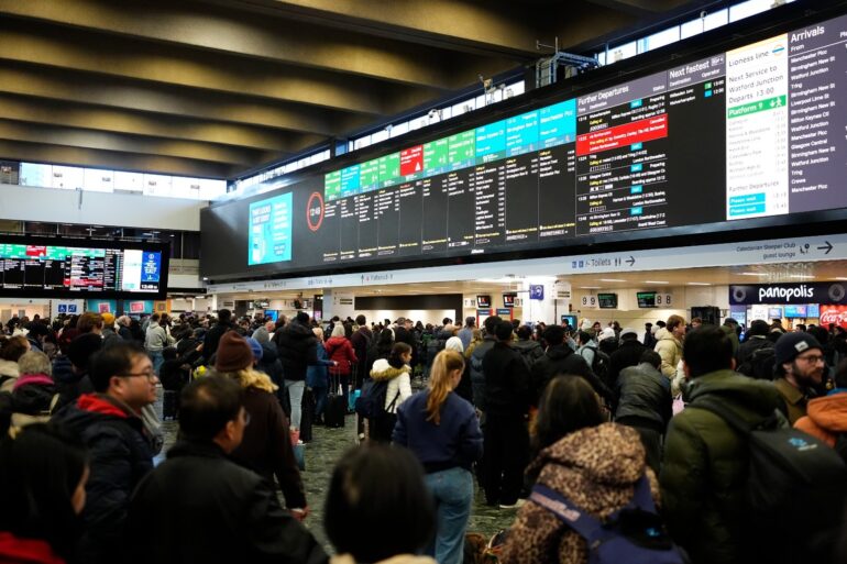 Passengers Face Rail Disruption During Christmas Eve Getaway